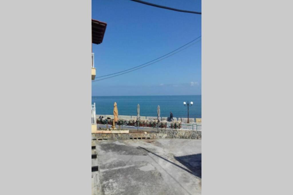 Captain Nick Chania  Bagian luar foto